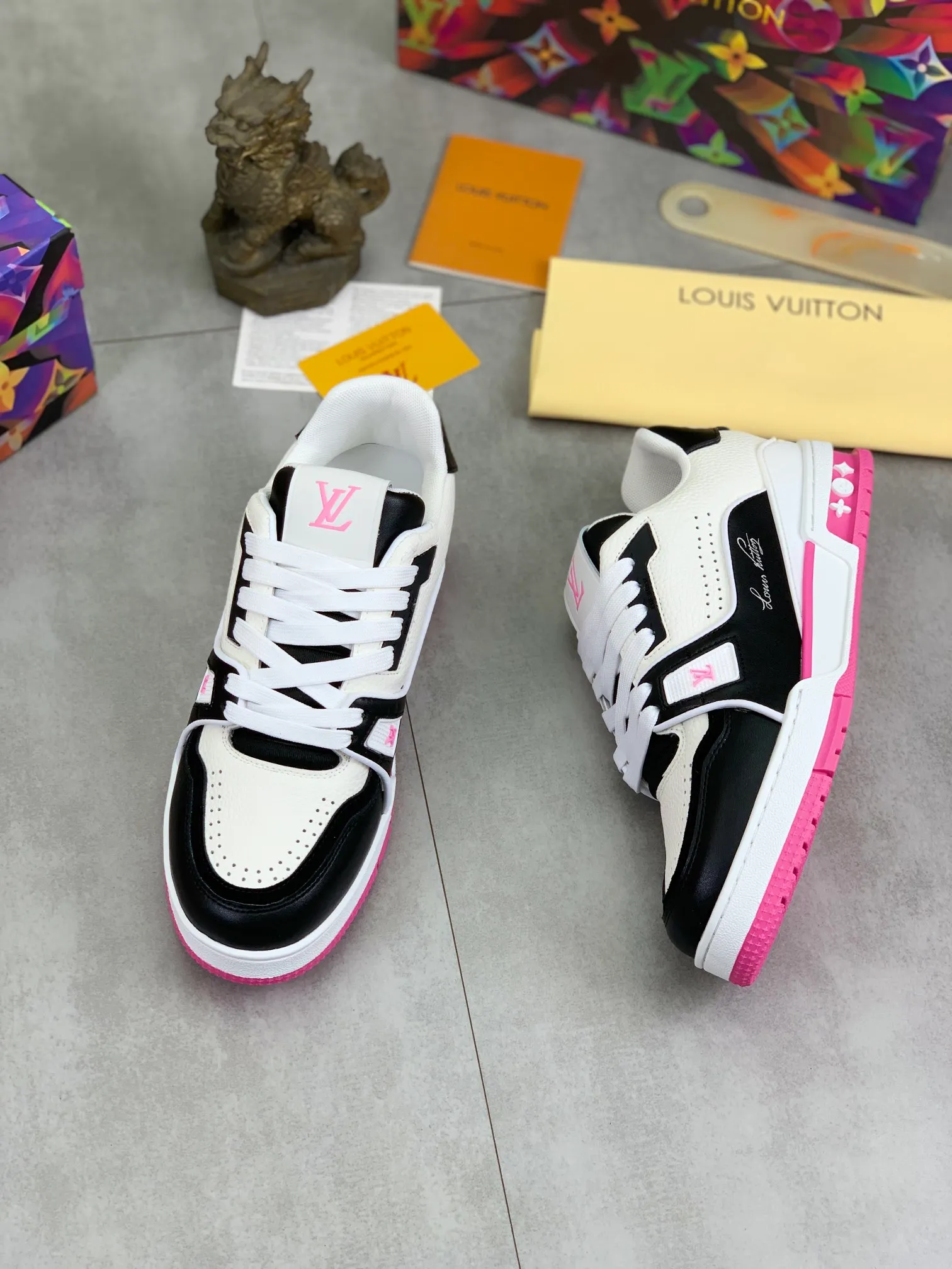 Men's shoes 💰P580 New style 💰💎💎Latest color High version 2025Louis*Vuitto* LV Traine Catwalk TRAINER outsole and fabric private model A shoe that definitely costs a lot of money and effort. This series was designed after the arrival of Vifgil. It is favored by many fans every season. Original TPU outsole Original packaging Men's size: 38-45 (46 can be customized) Color: 3️⃣ colors available (available from stock, super fast delivery)